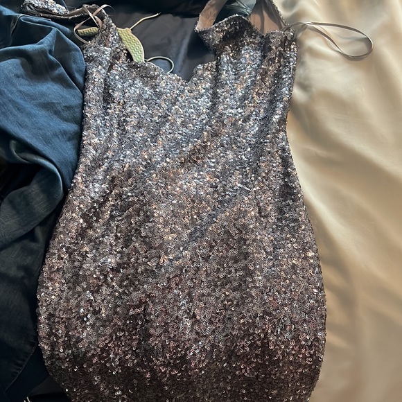 Super hot dress with low back. - Picture 4 of 4